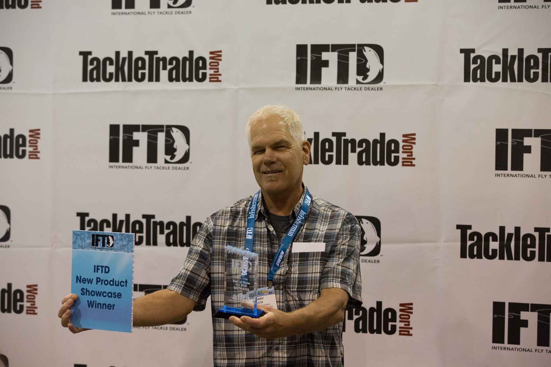 jerry siem accepts IFTD 2017 best of show award