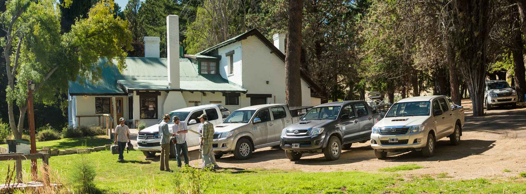 Prepping the trucks for a morning float on the Collón Curá River (photo: Isaias Miciu). Patagonia - Estancia Quemquemtreu