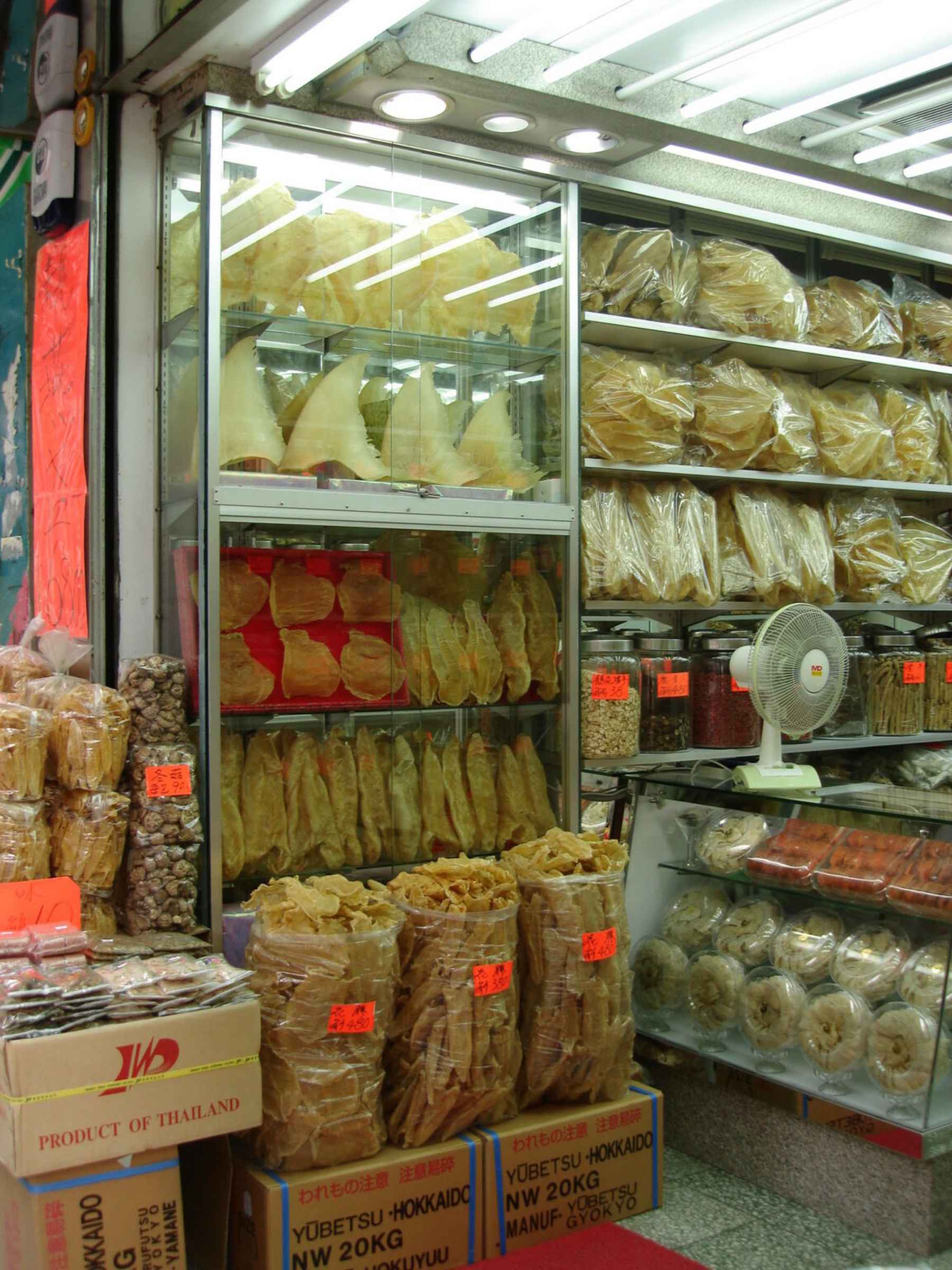 Shark fins for sale in Hong Kong in 2006 (photo: Gregg Tavares / cc2.0). Shark fins for sale in Hong Kong in 2006