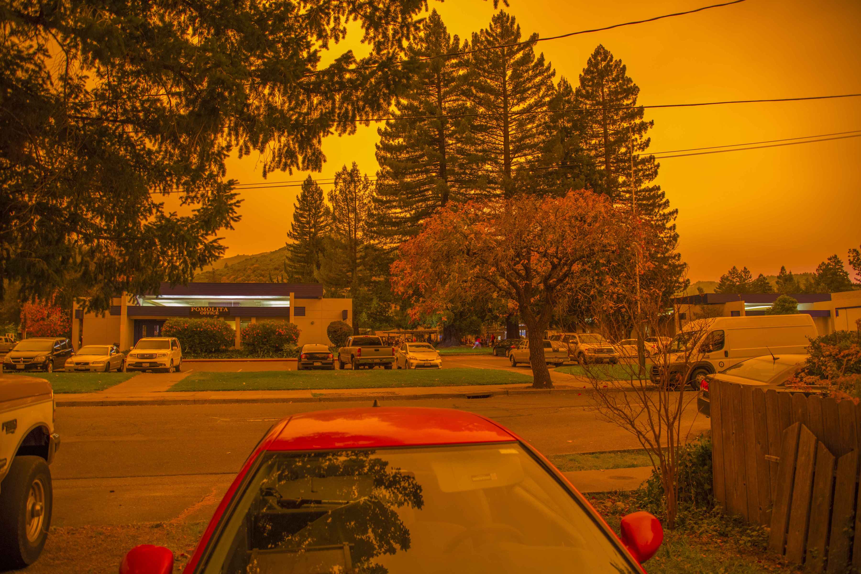 Smoke from the Camp Fire arrives in Ukiah, California, tinting the daylight red (photo: Bob Dass / cc2.0). Smoke from the Camp Fire arrives in Ukiah, California, tinting the daylight red (photo: Bob Dass / cc2.0).