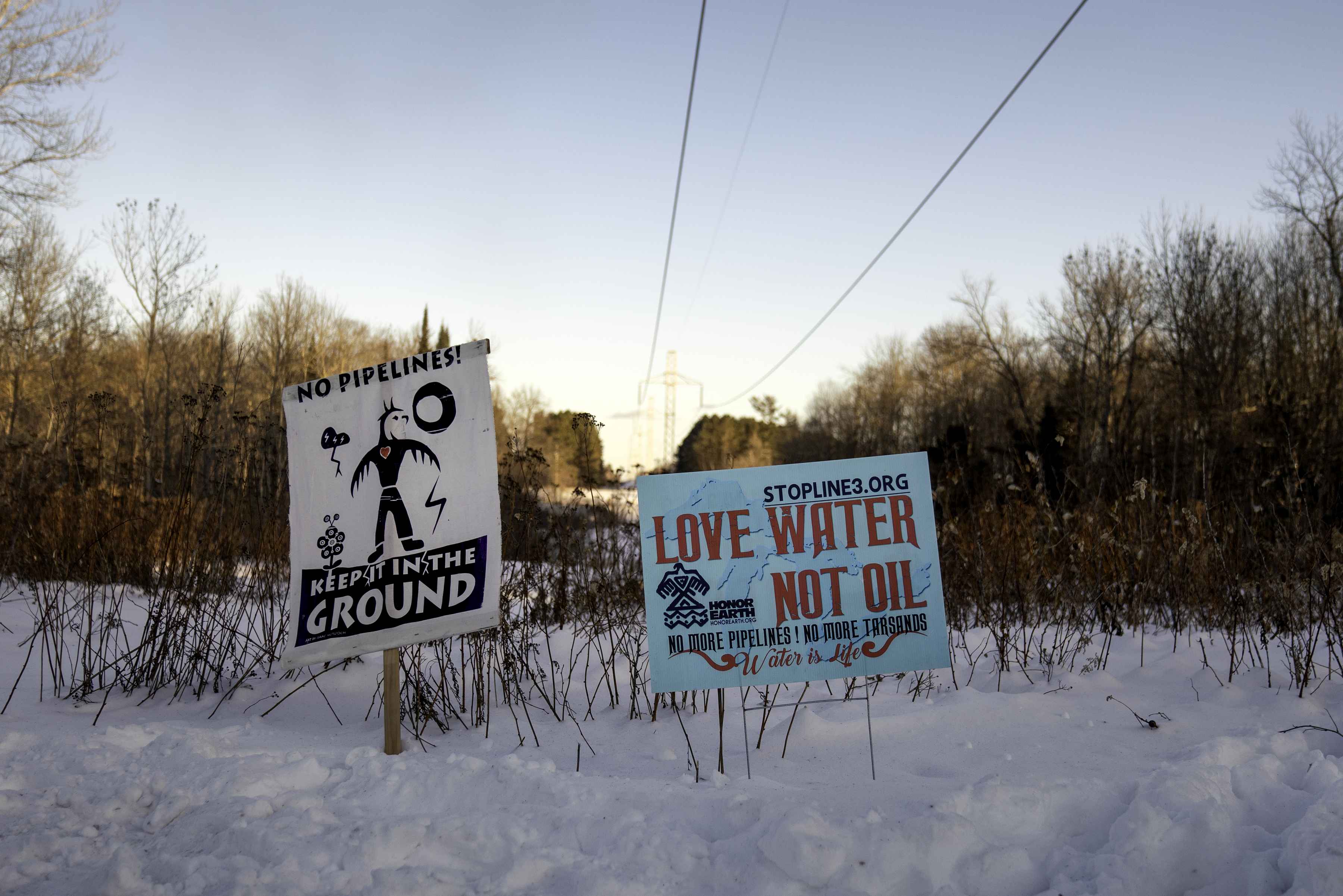 Signs along The Great River Road in Aitkin County, Minnesota (photo: Lorie Shaull / cc2.0). anti-line 3 pipeline signs