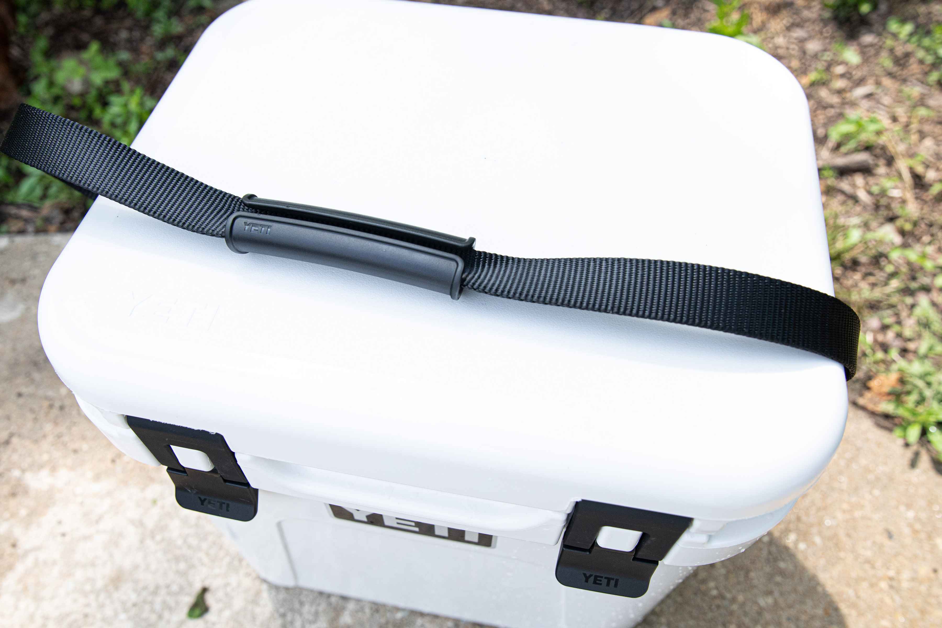 The new "HeftyHauler" handle replaces the original<br />
Roadie's rigid metal carrying handle (photo: Chad Shmukler). 2020 yeti roadie cooler new handle