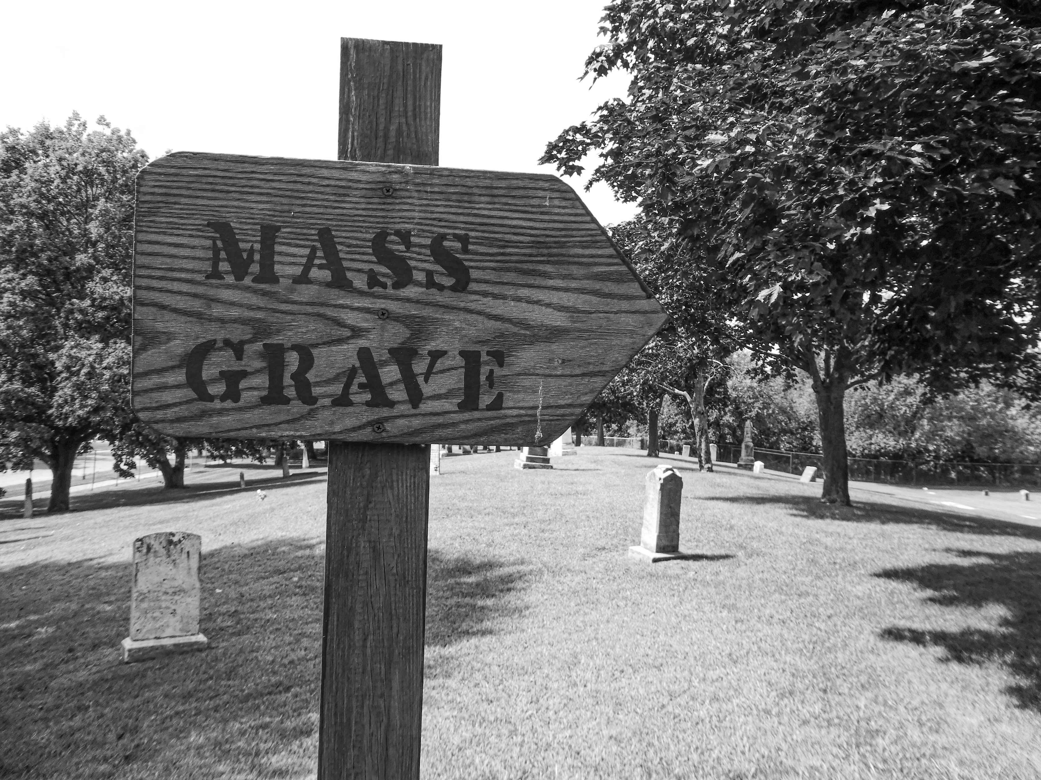A sign marks a mass grave in the Peshtigo Fire cemetary (Public domain). A sign marks a mass grave in the Peshtigo Fire cemetary