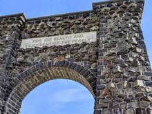 roosevelt arch yellowstone national park